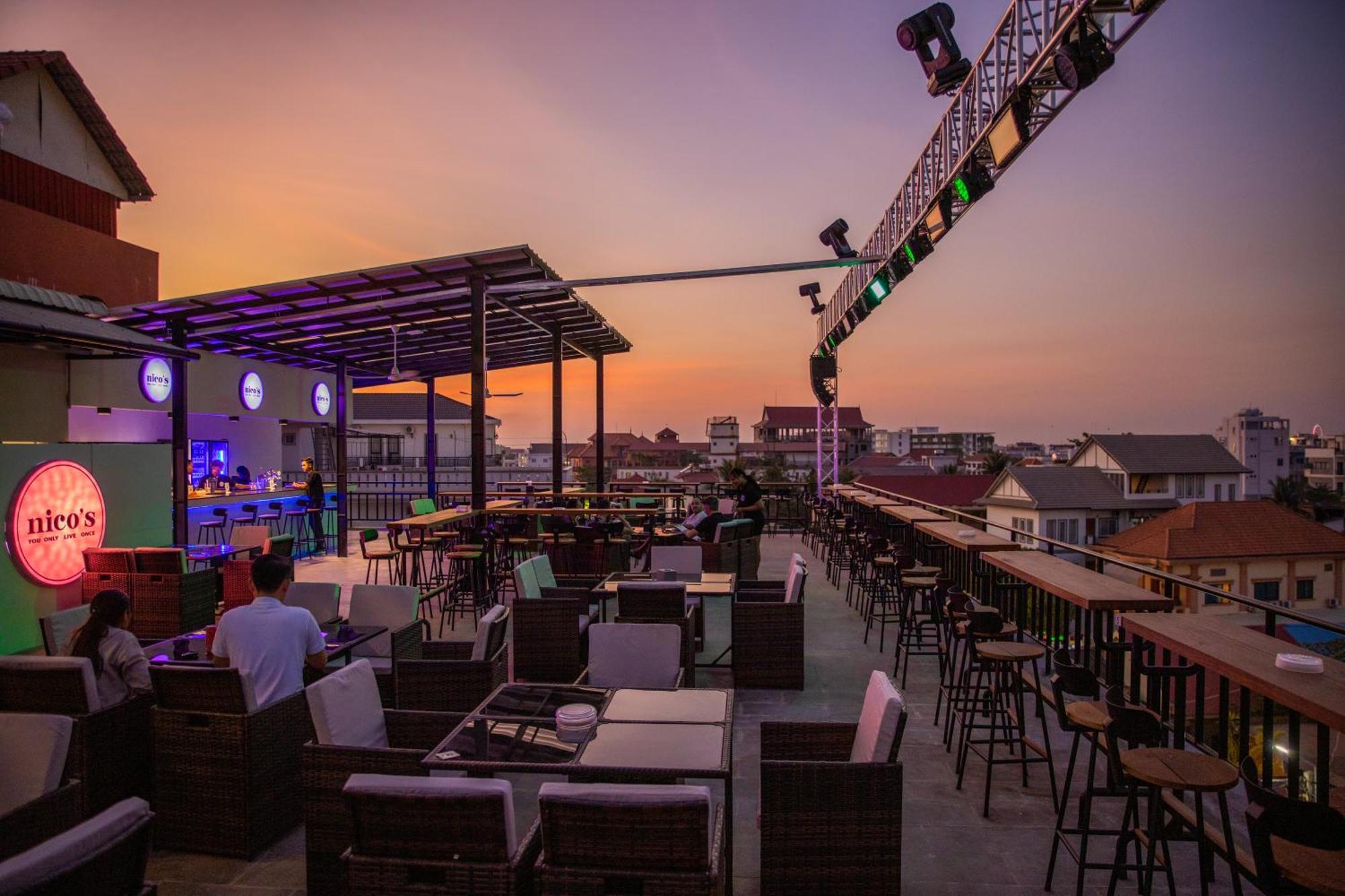 Nico'S Hotel And Skybar Сием Реап Екстериор снимка