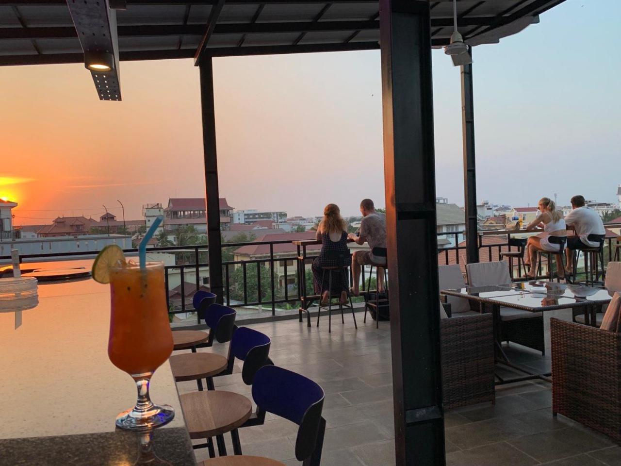 Nico'S Hotel And Skybar Сием Реап Екстериор снимка